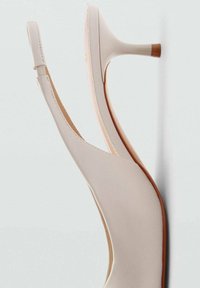 Mango Pantofi clasici cu toc - off-white
