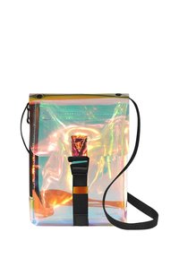 Iridescerande axelremsväska med en glänsande yta, svart justerbar rem, magnetisk stängning och kontrasterande orange spänningsdetalj.