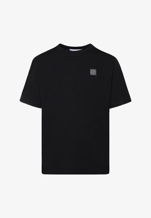 T-shirt nera a maniche corte con collo a girocollo e una piccola toppa rotonda con il logo sul petto a sinistra.