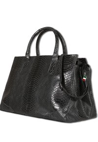 Grand sac à main noir avec un motif texturé de peau de serpent, deux poignées, et un petit charme représentant le drapeau italien attaché à la fermeture éclair latérale.