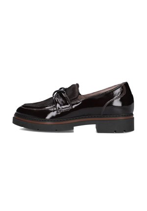 Zwarte glanzende leren loafer met een stevige zool en grote gesp bovenop, zijaanzicht op een witte achtergrond.