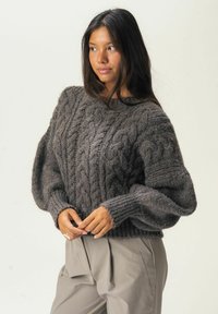 NORA SWEATER - Trui - brown
