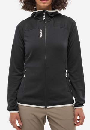 Veste zippée noire avec une finition texturée, capuche ajustable et accents blancs contrastants. Comprend deux poches latérales et un détail de logo.