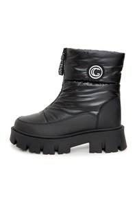 Botine negre până la gleznă cu un design căptu�șit, material sintetic lucios, închidere cu fermoar, talpă supradimensionată și detaliu circular cu logo pe latura exterioară.