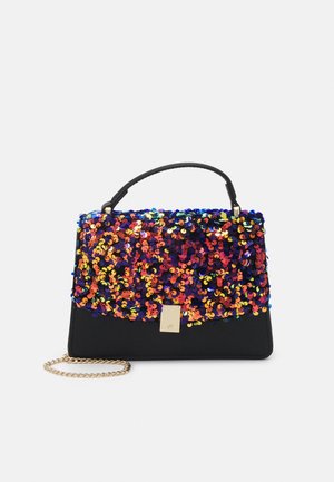 Sac à main noir avec un rabat en sequins multicolores, une bandoulière en chaîne dorée, une poignée supérieure et une petite fermeture rectangulaire dorée sur fond blanc.