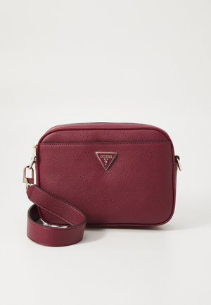 Bourgondische rechthoekige crossbodytas met verstelbare riem en zilverkleurig Guess-logo aan de voorkant tegen een witte achtergrond.