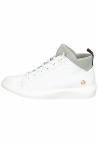 Weiße Leder High-Top Sneaker mit grauem Kragen und weißer Sohle. Verfügt über ein Schnürdesign und ein Logo-Accent in Orange. Glatte Textur im gesamten Schuh.