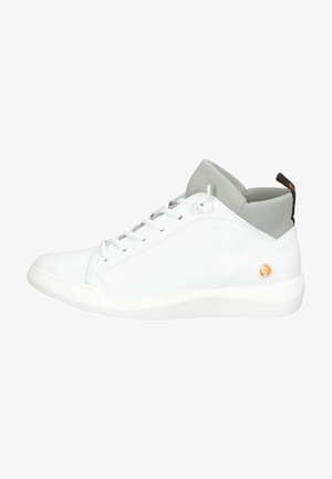 Zapatilla alta de cuero blanco con cuello gris y suela blanca. Presenta un diseño de cordones y un acento de logo en naranja. Textura suave en toda su superficie.