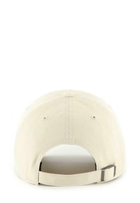 Beige Baseballkappe mit schmutzigem Schirm, verstellbarem Riemen auf der Rückseite und Stofftextur. Die Rückansicht zeigt Belüftungsösen und Nähdetails.