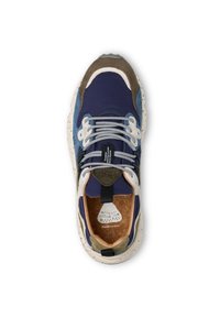 Baskets bleu et marron avec des matériaux mélangés, présentant une semelle blanche mouchetée, des accents texturés et des lacets contrastés. Semelle intérieure en liège visible.