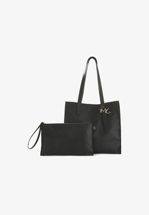 Borsa a tracolla in pelle nera con spallaccio regolabile e fibbia dorata, abbinata a una pochette con zip e tracolla coordinata.