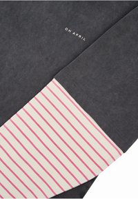 Sivá mikina s bielym a ružovým pruhovaným lemom. Na sivej látke sa nachádza nápis "OH APRIL". Jemná textúra, neformálny dizajn.