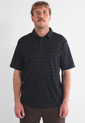 Polo shirt à rayures noires avec un col uni, des manches courtes et une patte de boutonnage à trois boutons. Fabriqué en tissu doux pour plus de confort.