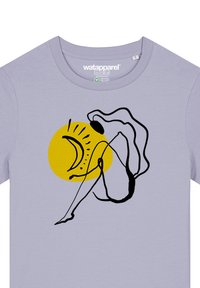 Hellblaues T-Shirt mit einer schwarzen Linienzeichnung einer Figur und einer gelben Sonne mit Strahlen, das ein minimalistisches Design hervorhebt.