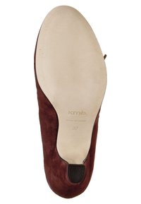 Sole in suede bordeaux con una soletta beige liscia. Presenta una cintura in gomma nera nel tallone e testo impresso in oro che indica taglia e origine.