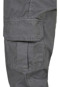 Grijze cargobroek met een zijzak, gemaakt van een katoenmix, met zichtbare stiksels en een ontspannen pasvorm.