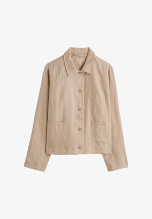 Beige langärmlige Knopfleistejacke mit zwei Fronttaschen und spitzem Kragen, aus leichtem gewebtem Stoff gefertigt.