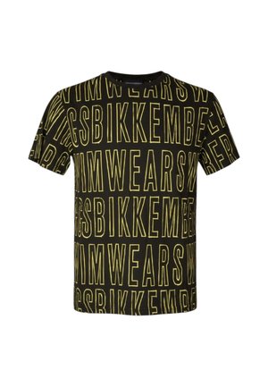 T-shirt nera a maniche corte con grandi lettere gialle contornate ripetute che compongono la parola "BIKKEMBERGS WEAR" su tutto il tessuto.