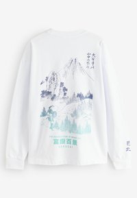 Weißes Langarmshirt mit einem blauen und grünen Grafikmotiv des Berges Fuji, einer Figur, die ein Bündel trägt, und japanischem Text.