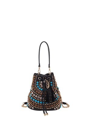Borsa a secchiello nera con borchie dorate, turchesi e beige, chiusura con coulisse, dettaglio nappina e sottile tracolla con accenti a catena dorata.