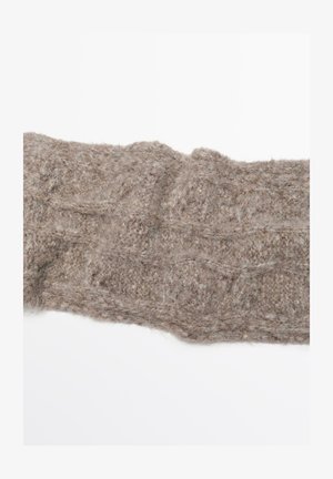 Brązowa dzianina tekstylna o teksturowanej, puszystej powierzchni, z wzorem wypukłych pasków i prostym, wydłużonym kształtem.