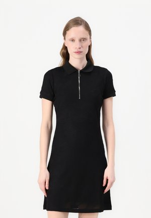 Schwarzes Kurzarmkleid mit einem Reißverschlusskragen, strukturiertem Muster, taillierter Passform und einem leicht ausgestellten Saum.