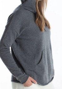 Pullover in felpa grigio con colletto alto, maniche lunghe e tasca frontale. Texture liscia e vestibilità rilassata. Orlo leggermente curvato nella parte inferiore.