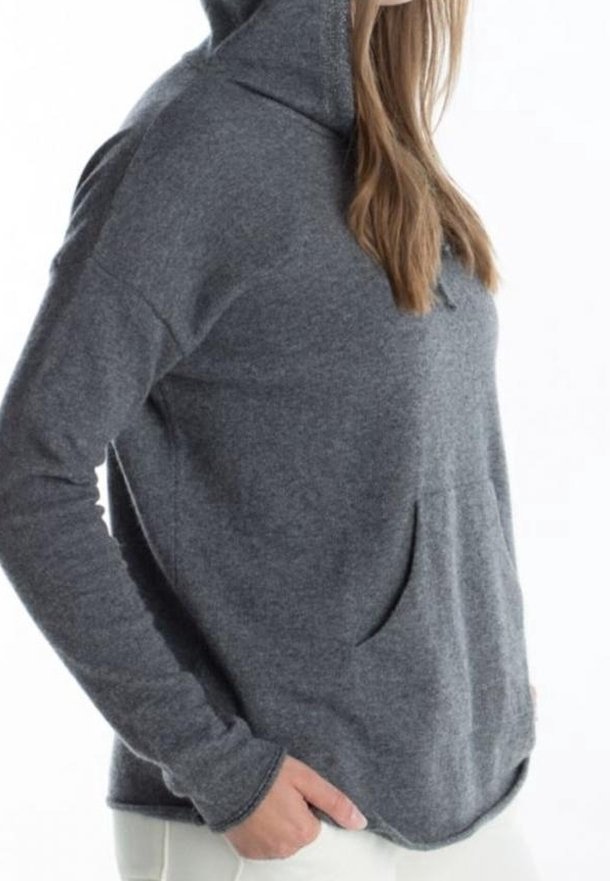 Pullover in felpa grigio con colletto alto, maniche lunghe e tasca frontale. Texture liscia e vestibilità rilassata. Orlo leggermente curvato nella parte inferiore.