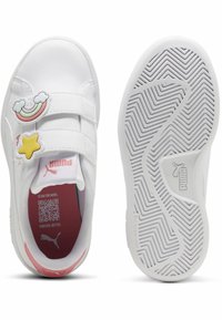 Witte klittenbandsneakers met regenboog- en sterapplicaties, een gestructureerd loopvlak en rode interieuraccenten. Rubberen zool zonder vlekken.