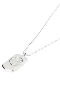 Srebrny naszyjnik z wisiorkiem o wypolerowanym prostokątnym kształcie, z centralnym wzorem gwiazdy. Teksturowana powierzchnia i detal łańcuszka.