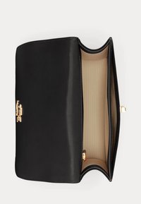Borsa a mano in pelle nera con una texture liscia, dotata di accessori in oro e un ampio interno beige. Presenta una chiusura a calamita e un design strutturato.