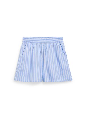 Lichtblauwe shorts met verticale witte strepen, een elastische tailleband en zijzakken. Gemaakt van een zachte stof met een gladde textuur.