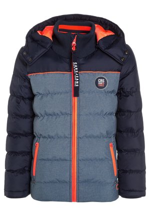 Doudoune pour enfants avec manches bleu marine, corps bleu, fermeture éclair orange et bordures de poche, avec un patch "CRS Jeans 1982" sur la poitrine.
