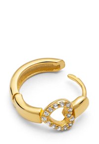 Anillo ajustable en tono dorado con un diseño de corazón adornado con cristales transparentes en los bordes y un acabado metálico suave y brillante.