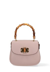 Roze leren handtas met een bamboe handvat, gouden hardware en een klep aan de voorkant. Gladde textuur met een gestructureerde vorm.