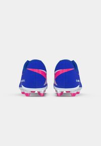 Ζευγάρι μπλε ποδοσφαιρικών παπουτσιών με ροζ και λευκές λεπτομέρειες, σε θέα από πίσω σε λευκό φόντο.