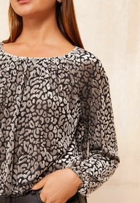 Friends Like These LONG SLEEVE VELVET ELASTICATED NECK - REGULAR FIT - Bluza - black silver animal