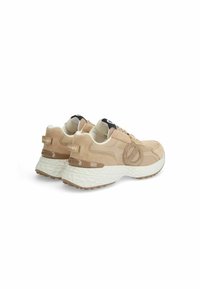 Zapatillas de gamuza beige con suela texturizada blanca, que presentan detalles en negro y un logotipo en el talón, además de cordones en beige a juego.