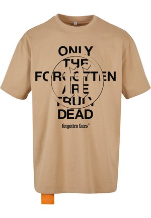 Beige Baumwoll-T-Shirt mit auffälligem schwarzem Text und grafischem Kreisdesign. Mit einem orangefarbenen Etikett am Saum. Boxy-Design, lockere Passform.