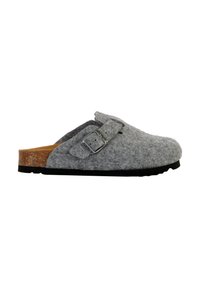 Mocassin gris en feutre avec semelle en liège, semelle en caoutchouc noir et détail de boucle ajustable en argent. Texture douce et forme arrondie.