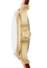 Montre dorée avec un boîtier rond, une lunette lisse et un bracelet en cuir brun texturé. Comprend une couronne pour le réglage sur le côté.