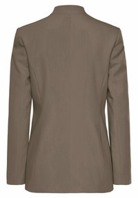 Brązowa marynarka dopasowana, z długimi rękawami, talią dopasowaną i prostym dołem, pokazana z tyłu na jednolitym tle.