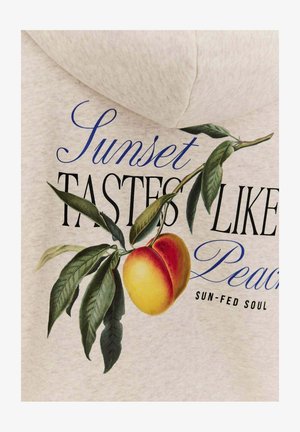 Světle šedá mikina s kapucí, na které je grafika broskve spolu s textem "Západy slunce chutnají jako broskve" a zelené listy. Text je v modré a černé barvě.