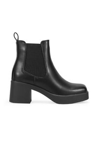 Botines negros con un acabado de cuero suave, paneles laterales elásticos y un tacón grueso. El diseño cuenta con un asa en la parte posterior para una fácil puesta.