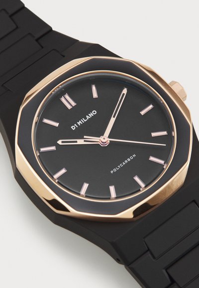 Montre en polycarbonate noire avec un boîtier octogonal en or rose, un cadran noir, des index horaires roses et un bracelet en silicone. Présente un design minimaliste.
