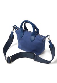 Blauwe canvas tas met een getextureerde leren accent, dubbele handvatten, ritssluiting en verstelbare schouderband voor crossbody of schoudergebruik.