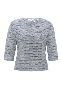 Hellblauer, gestrickter Pullover mit 3/4-Ärmeln, der ein strukturiertes, offenes Maschenmuster aufweist. Der Ausschnitt ist rund und weit.