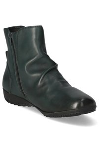 Stivale alla caviglia in pelle verde con design arricciato, cerniera laterale e suola in gomma testurizzata. Silhouette elegante con punta arrotondata.
