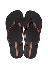 Tongs noires avec des brides en écaille de tortue et un semelle texturée, présentant un accent marron avec le logo "Ipanema" sur la semelle.