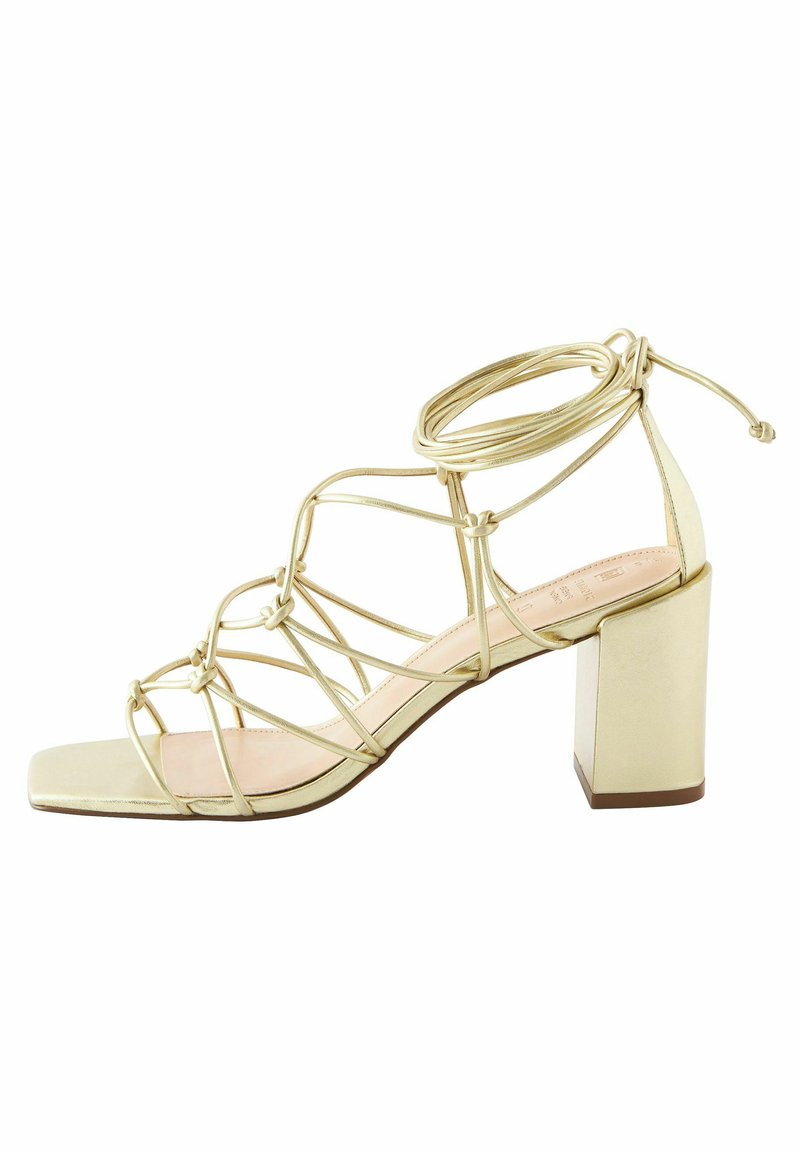 Next SIGNATURE CAGED KNOT BLOCK HEELS Sandalias gold/dorado